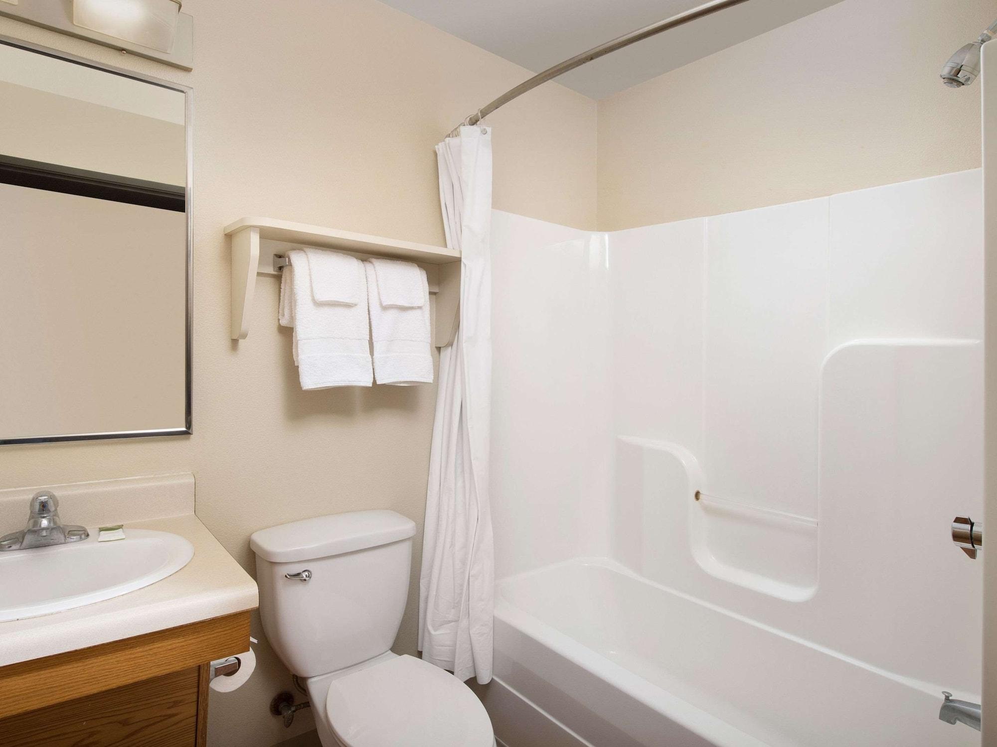 Suburban Studios Watford City Екстериор снимка