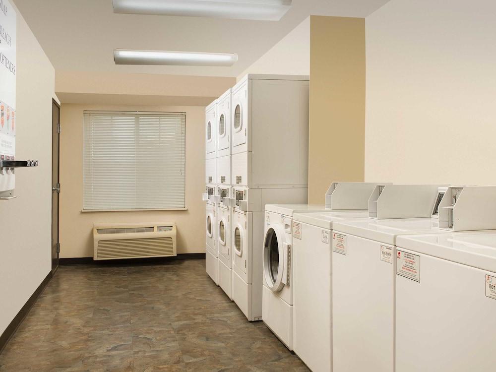 Suburban Studios Watford City Екстериор снимка