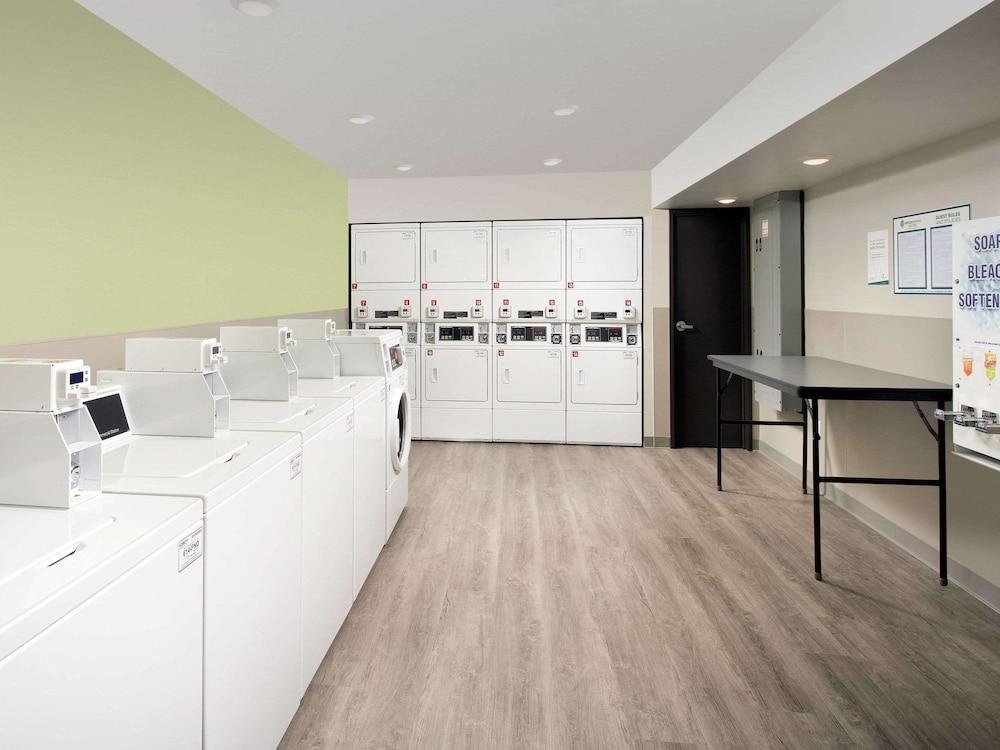 Suburban Studios Watford City Екстериор снимка