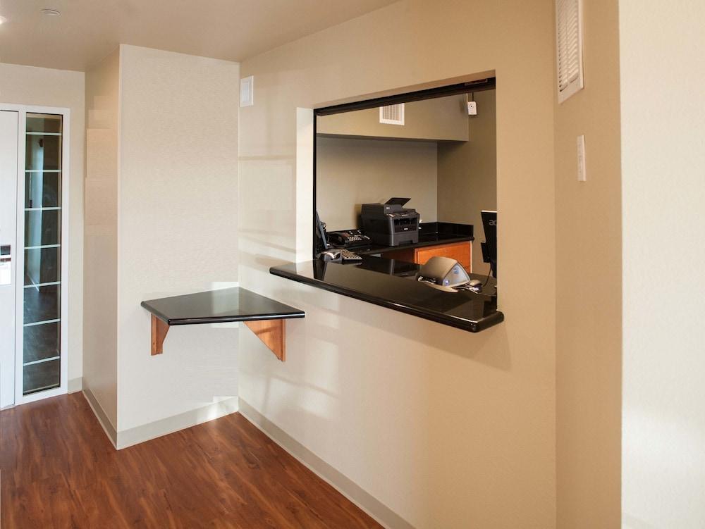 Suburban Studios Watford City Екстериор снимка