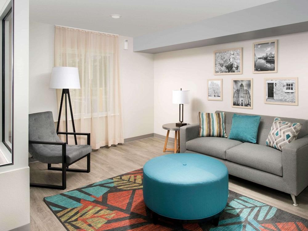 Suburban Studios Watford City Екстериор снимка