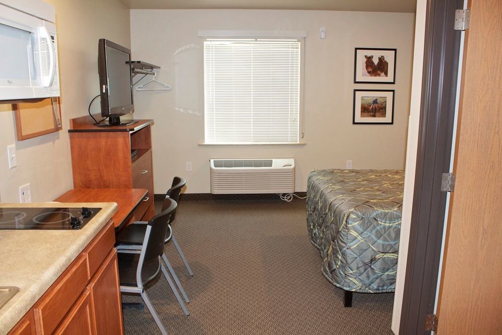 Suburban Studios Watford City Стая снимка