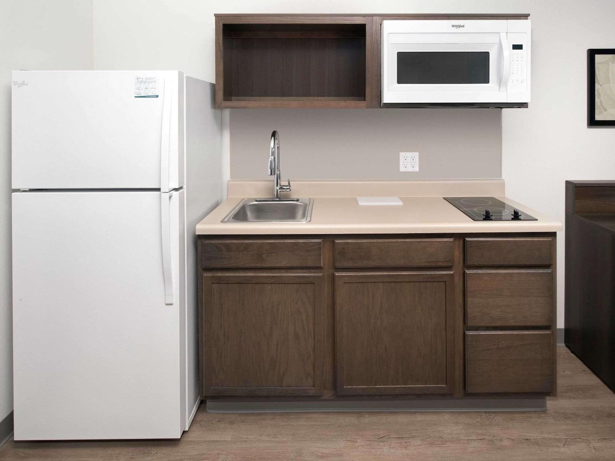 Suburban Studios Watford City Екстериор снимка