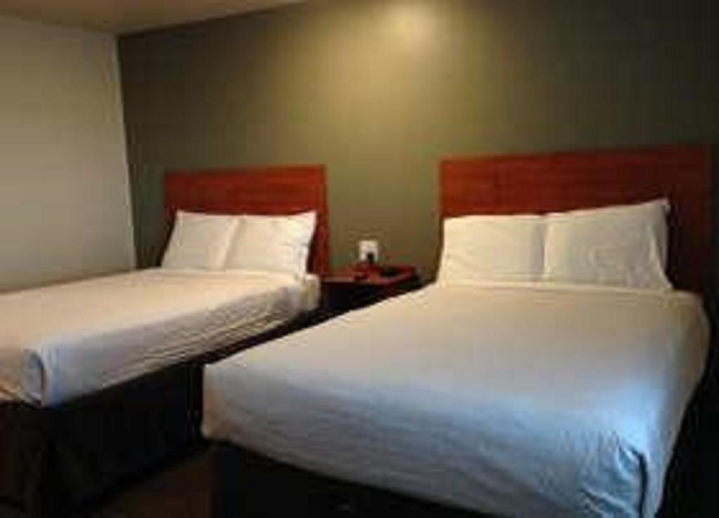 Suburban Studios Watford City Екстериор снимка