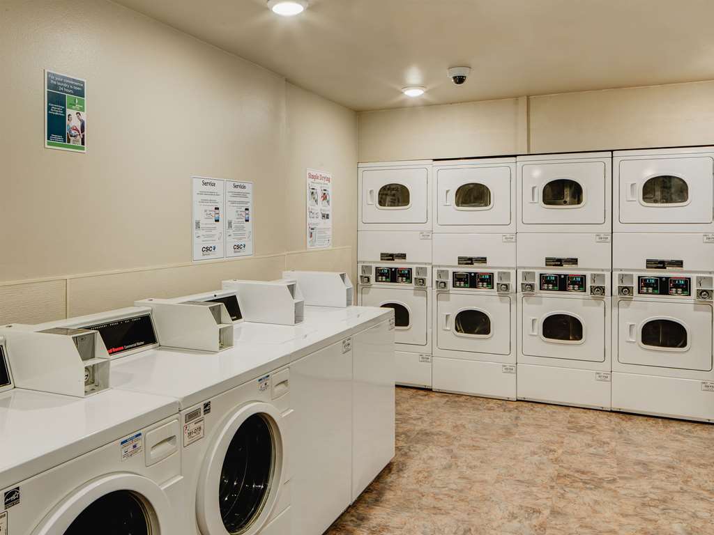 Suburban Studios Watford City Съоръжения снимка